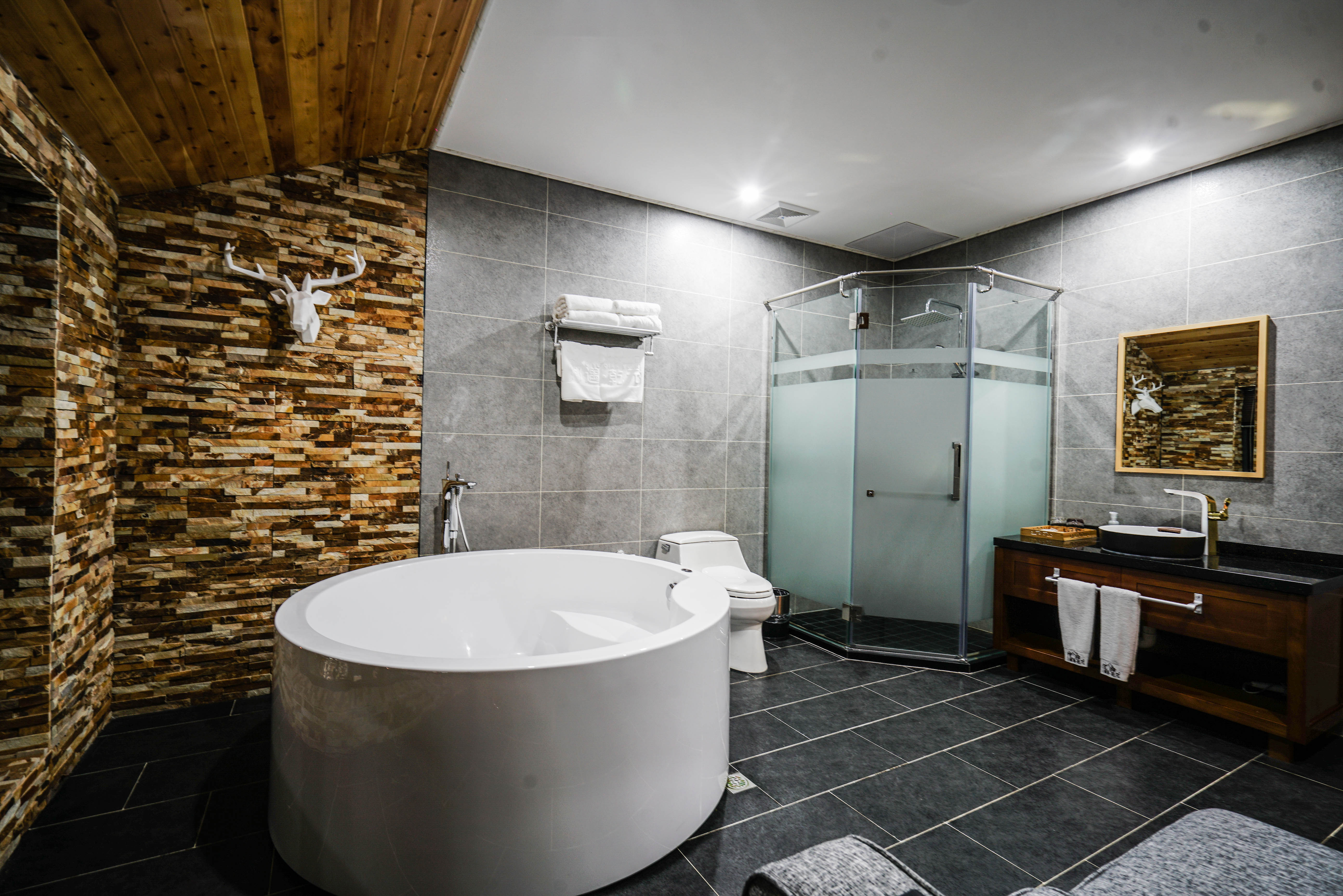 衛(wèi)生間選馬桶還是蹲廁好？看完發(fā)現(xiàn)我家選對了，你選對了嗎？ 